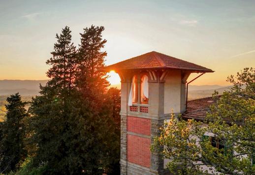 Residenza di circa 991 mq su quattro livelli con sei camere, sei bagni, piscina, dependance, rooftop e garage triplo in parco privato con oliveto di circa 8.000 mq Image 2