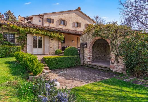 En 400 kvadratmeter stor fastighet designad av en internationellt erkänd arkitekt med en panoramautsiktlig loggia och en privat park på en hektar, med fem sovrum med eget badrum och sex badrum, bara fem minuter från Porta Romana. Image 1