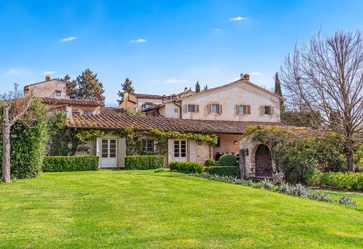 En 400 kvadratmeter stor fastighet designad av en internationellt erkänd arkitekt med en panoramautsiktlig loggia och en privat park på en hektar, med fem sovrum med eget badrum och sex badrum, bara fem minuter från Porta Romana. Image 2