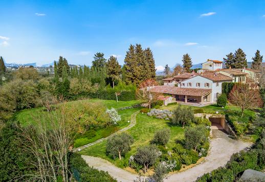 En 400 kvadratmeter stor fastighet designad av en internationellt erkänd arkitekt med en panoramautsiktlig loggia och en privat park på en hektar, med fem sovrum med eget badrum och sex badrum, bara fem minuter från Porta Romana. Image 3