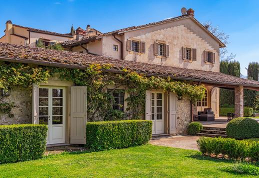 En 400 kvadratmeter stor fastighet designad av en internationellt erkänd arkitekt med en panoramautsiktlig loggia och en privat park på en hektar, med fem sovrum med eget badrum och sex badrum, bara fem minuter från Porta Romana. Image 4