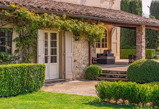 En 400 kvadratmeter stor fastighet designad av en internationellt erkänd arkitekt med en panoramautsiktlig loggia och en privat park på en hektar, med fem sovrum med eget badrum och sex badrum, bara fem minuter från Porta Romana. Image 5