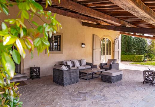 En 400 kvadratmeter stor fastighet designad av en internationellt erkänd arkitekt med en panoramautsiktlig loggia och en privat park på en hektar, med fem sovrum med eget badrum och sex badrum, bara fem minuter från Porta Romana. Image 6