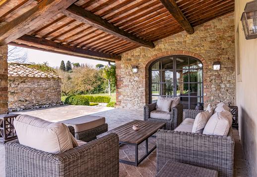 En 400 kvadratmeter stor fastighet designad av en internationellt erkänd arkitekt med en panoramautsiktlig loggia och en privat park på en hektar, med fem sovrum med eget badrum och sex badrum, bara fem minuter från Porta Romana. Image 7