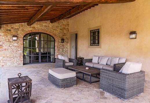 En 400 kvadratmeter stor fastighet designad av en internationellt erkänd arkitekt med en panoramautsiktlig loggia och en privat park på en hektar, med fem sovrum med eget badrum och sex badrum, bara fem minuter från Porta Romana. Image 8