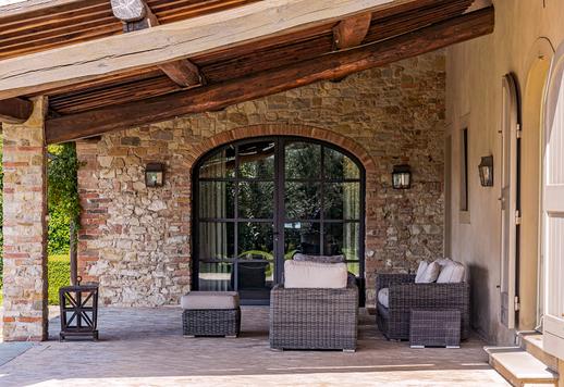 En 400 kvadratmeter stor fastighet designad av en internationellt erkänd arkitekt med en panoramautsiktlig loggia och en privat park på en hektar, med fem sovrum med eget badrum och sex badrum, bara fem minuter från Porta Romana. Image 9