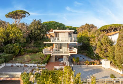 Ikoninen noin 290 neliömetrin kiinteistö kolmessa kerroksessa, jonka suunnitteli eksistentialistisen arkkitehtuurin mestari Leonardo Ricci vuosina 1961–1963, merinäköalalla ja 1 000 neliömetrin yksityisellä puutarhalla Image 3