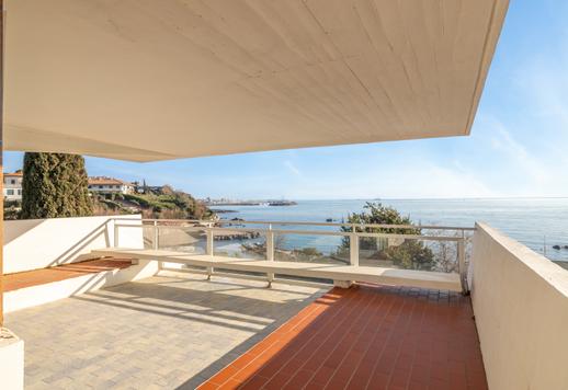 Ikoninen noin 290 neliömetrin kiinteistö kolmessa kerroksessa, jonka suunnitteli eksistentialistisen arkkitehtuurin mestari Leonardo Ricci vuosina 1961–1963, merinäköalalla ja 1 000 neliömetrin yksityisellä puutarhalla Image 5