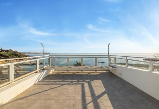 Ikoninen noin 290 neliömetrin kiinteistö kolmessa kerroksessa, jonka suunnitteli eksistentialistisen arkkitehtuurin mestari Leonardo Ricci vuosina 1961–1963, merinäköalalla ja 1 000 neliömetrin yksityisellä puutarhalla Image 8