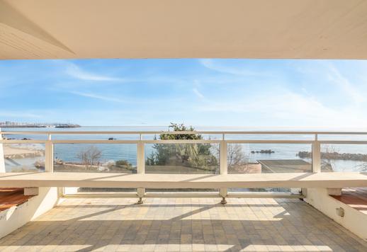 Ikoninen noin 290 neliömetrin kiinteistö kolmessa kerroksessa, jonka suunnitteli eksistentialistisen arkkitehtuurin mestari Leonardo Ricci vuosina 1961–1963, merinäköalalla ja 1 000 neliömetrin yksityisellä puutarhalla Image 7