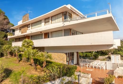 Ikoninen noin 290 neliömetrin kiinteistö kolmessa kerroksessa, jonka suunnitteli eksistentialistisen arkkitehtuurin mestari Leonardo Ricci vuosina 1961–1963, merinäköalalla ja 1 000 neliömetrin yksityisellä puutarhalla Image 4