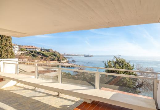 Ikoninen noin 290 neliömetrin kiinteistö kolmessa kerroksessa, jonka suunnitteli eksistentialistisen arkkitehtuurin mestari Leonardo Ricci vuosina 1961–1963, merinäköalalla ja 1 000 neliömetrin yksityisellä puutarhalla Image 6