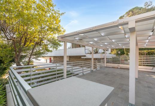 Ikoninen noin 290 neliömetrin kiinteistö kolmessa kerroksessa, jonka suunnitteli eksistentialistisen arkkitehtuurin mestari Leonardo Ricci vuosina 1961–1963, merinäköalalla ja 1 000 neliömetrin yksityisellä puutarhalla Image 9