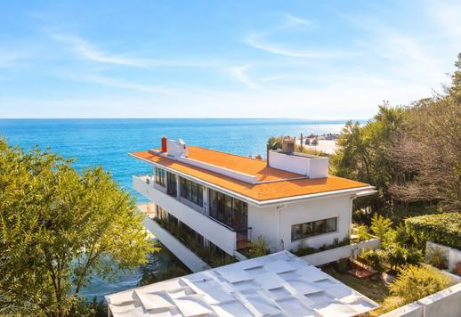 Ikoninen noin 290 neliömetrin kiinteistö kolmessa kerroksessa, jonka suunnitteli eksistentialistisen arkkitehtuurin mestari Leonardo Ricci vuosina 1961–1963, merinäköalalla ja 1 000 neliömetrin yksityisellä puutarhalla Image 1