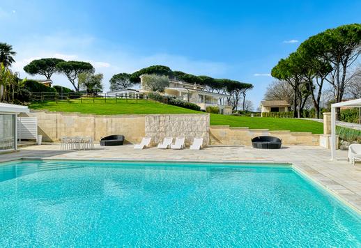 Будинок у стилі Саленто площею приблизно 600 кв.м. на трьох рівнях з вісьмома спальнями, шістьма ванними кімнатами, великими панорамними терасами, фітнес-зоною, басейном та приватним парком площею понад 1 гектар Image 3