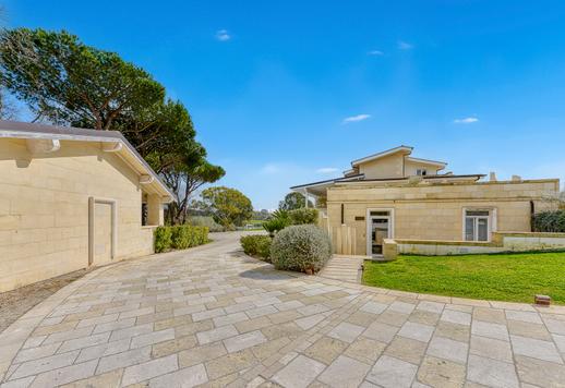 Будинок у стилі Саленто площею приблизно 600 кв.м. на трьох рівнях з вісьмома спальнями, шістьма ванними кімнатами, великими панорамними терасами, фітнес-зоною, басейном та приватним парком площею понад 1 гектар Image 7