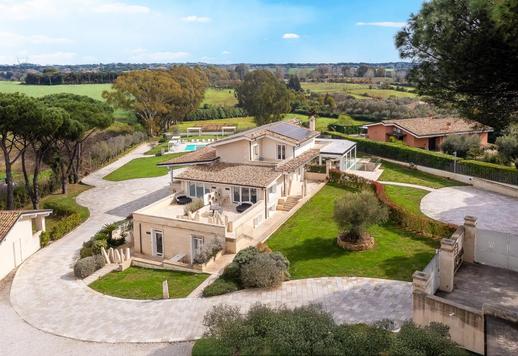 Будинок у стилі Саленто площею приблизно 600 кв.м. на трьох рівнях з вісьмома спальнями, шістьма ванними кімнатами, великими панорамними терасами, фітнес-зоною, басейном та приватним парком площею понад 1 гектар Image 1