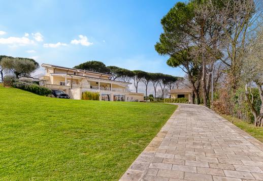 Будинок у стилі Саленто площею приблизно 600 кв.м. на трьох рівнях з вісьмома спальнями, шістьма ванними кімнатами, великими панорамними терасами, фітнес-зоною, басейном та приватним парком площею понад 1 гектар Image 8