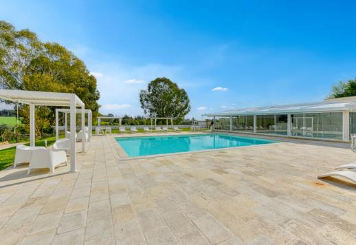 Будинок у стилі Саленто площею приблизно 600 кв.м. на трьох рівнях з вісьмома спальнями, шістьма ванними кімнатами, великими панорамними терасами, фітнес-зоною, басейном та приватним парком площею понад 1 гектар Image 4