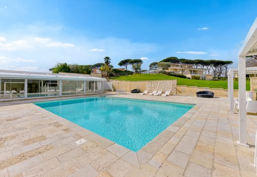 Будинок у стилі Саленто площею приблизно 600 кв.м. на трьох рівнях з вісьмома спальнями, шістьма ванними кімнатами, великими панорамними терасами, фітнес-зоною, басейном та приватним парком площею понад 1 гектар Image 2