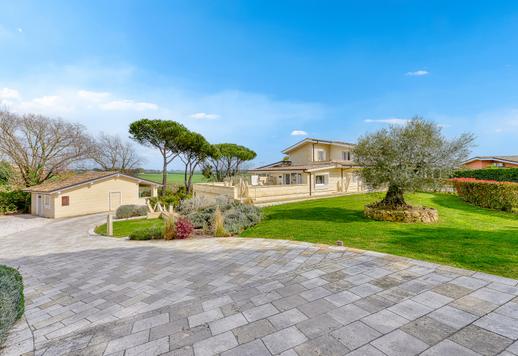 Будинок у стилі Саленто площею приблизно 600 кв.м. на трьох рівнях з вісьмома спальнями, шістьма ванними кімнатами, великими панорамними терасами, фітнес-зоною, басейном та приватним парком площею понад 1 гектар Image 5