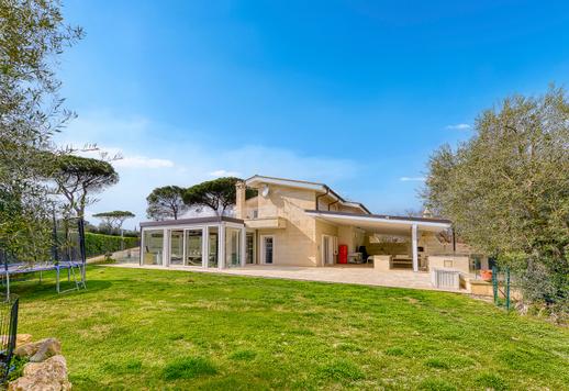 Будинок у стилі Саленто площею приблизно 600 кв.м. на трьох рівнях з вісьмома спальнями, шістьма ванними кімнатами, великими панорамними терасами, фітнес-зоною, басейном та приватним парком площею понад 1 гектар Image 9