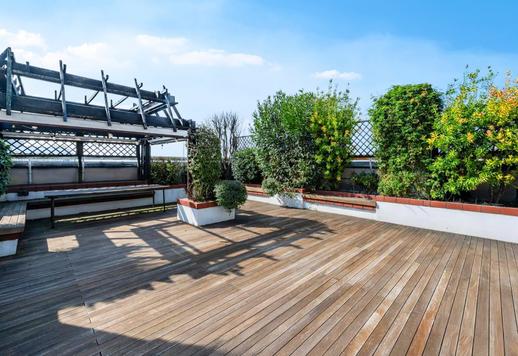 En autentisk "himmel ovanför Milano" i två våningar om 375 kvm med ett 70 kvm stort garage och källare Image 3