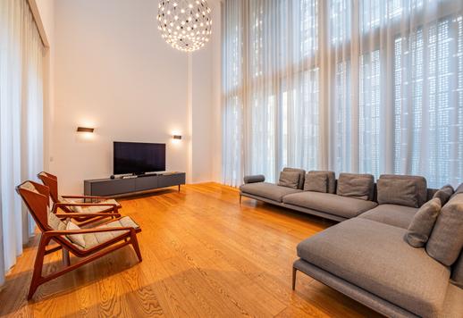 Unik eiendom på 400 kvm over fire etasjer med 4 soverom, 5 bad, terrasser og en hage på totalt 215 kvm, et innendørs spa og et treningsområde. Image 6