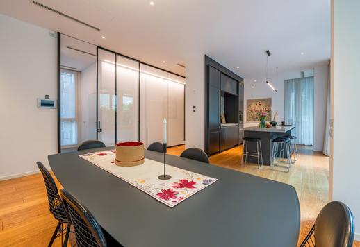 Unik eiendom på 400 kvm over fire etasjer med 4 soverom, 5 bad, terrasser og en hage på totalt 215 kvm, et innendørs spa og et treningsområde. Image 3