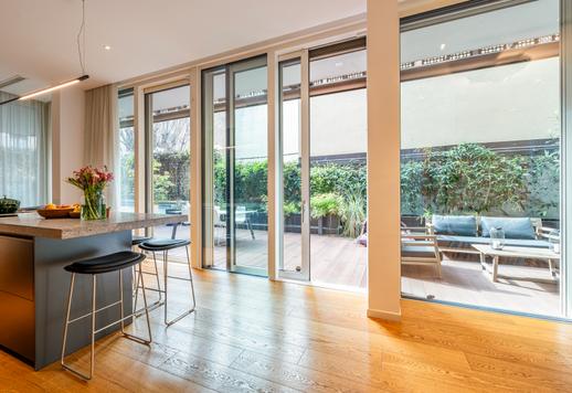 Unik eiendom på 400 kvm over fire etasjer med 4 soverom, 5 bad, terrasser og en hage på totalt 215 kvm, et innendørs spa og et treningsområde. Image 2