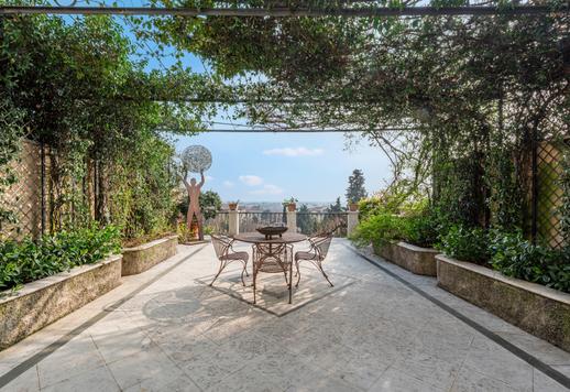 Residenza cielo-terra di 1135 mq con cinque camere, sei bagni, piscina coperta 10x5 m, sauna, palestra, terrazze e garage per cinque auto Image 9