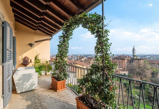 Residenza cielo-terra di 1135 mq con cinque camere, sei bagni, piscina coperta 10x5 m, sauna, palestra, terrazze e garage per cinque auto Image 6