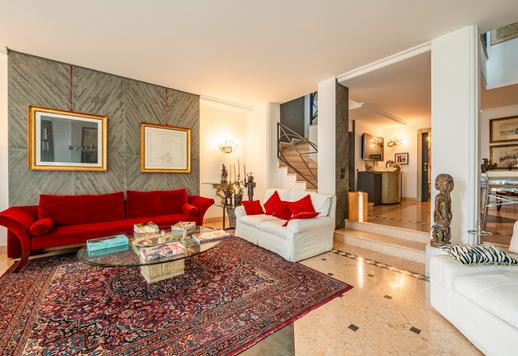 Residenza cielo-terra di 1135 mq con cinque camere, sei bagni, piscina coperta 10x5 m, sauna, palestra, terrazze e garage per cinque auto Image 4