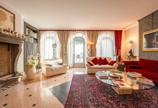 Residenza cielo-terra di 1135 mq con cinque camere, sei bagni, piscina coperta 10x5 m, sauna, palestra, terrazze e garage per cinque auto Image 1