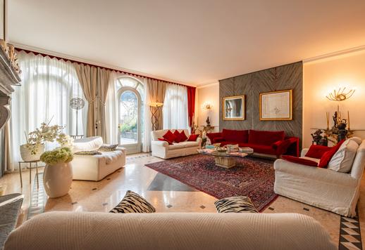 Residenza cielo-terra di 1135 mq con cinque camere, sei bagni, piscina coperta 10x5 m, sauna, palestra, terrazze e garage per cinque auto Image 3