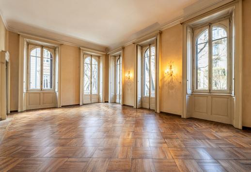 En usedvanlig prestisjefylt eiendom med balkonger i hjertet av et monumentalt område Image 1