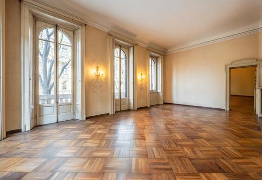 En usedvanlig prestisjefylt eiendom med balkonger i hjertet av et monumentalt område Image 2