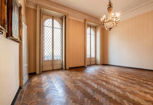 En usedvanlig prestisjefylt eiendom med balkonger i hjertet av et monumentalt område Image 3