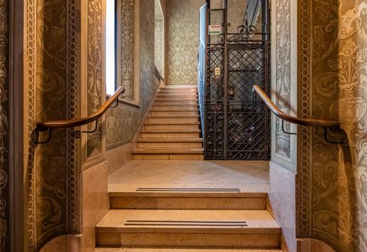 En usedvanlig prestisjefylt eiendom med balkonger i hjertet av et monumentalt område Image 9