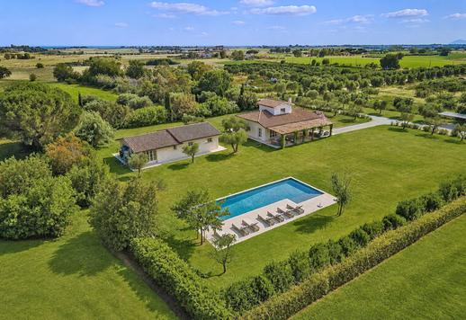 Meravigliosa tenuta di 400 mq totali su due livelli principali e dependance, con 7 camere e 5 bagni nel cuore della Maremma Image 1