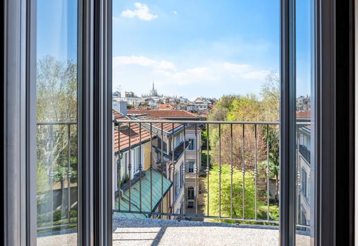 Du miegamieji, du vonios kambariai, darbo kambarys su balkonu ir stogo terasa su 360 laipsnių vaizdais privačiame istoriniame XX a. pradžios pastate Milane Image 4