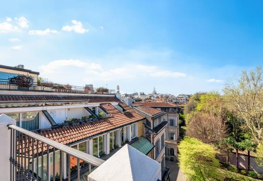 Du miegamieji, du vonios kambariai, darbo kambarys su balkonu ir stogo terasa su 360 laipsnių vaizdais privačiame istoriniame XX a. pradžios pastate Milane Image 3