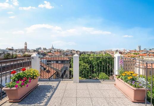 Du miegamieji, du vonios kambariai, darbo kambarys su balkonu ir stogo terasa su 360 laipsnių vaizdais privačiame istoriniame XX a. pradžios pastate Milane Image 1