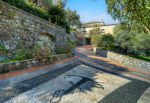 Mansão panorâmica de três andares com 1500 m², sete quartos, nove banheiros, anexo, elevador interno e um hectare de parque privativo, amplo estacionamento e possibilidade de construção de piscina. Image 6