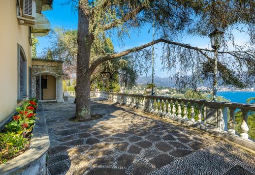 Mansão panorâmica de três andares com 1500 m², sete quartos, nove banheiros, anexo, elevador interno e um hectare de parque privativo, amplo estacionamento e possibilidade de construção de piscina. Image 7