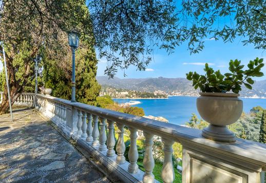 Mansão panorâmica de três andares com 1500 m², sete quartos, nove banheiros, anexo, elevador interno e um hectare de parque privativo, amplo estacionamento e possibilidade de construção de piscina. Image 1