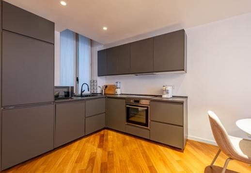 Apartamento sofisticado de aproximadamente 100 m², localizado no segundo andar de um charmoso prédio de época com pátio interno. Image 8