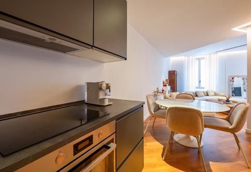 Apartamento sofisticado de aproximadamente 100 m², localizado no segundo andar de um charmoso prédio de época com pátio interno. Image 7