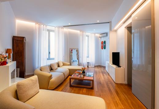 Apartamento sofisticado de aproximadamente 100 m², localizado no segundo andar de um charmoso prédio de época com pátio interno. Image 1