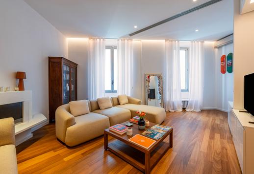 Apartamento sofisticado de aproximadamente 100 m², localizado no segundo andar de um charmoso prédio de época com pátio interno. Image 2